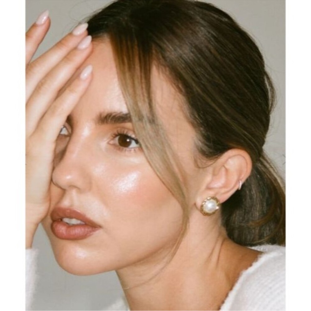 Rumored- Lady Di Cabochon Pearl Stud 14K Gold Plated Earrings NWT - Picture 2 of 6